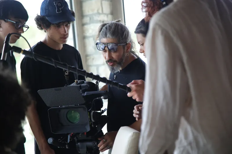 Corso Master Cinema 2025 – Confronto della troupe intorno alla macchina da presa