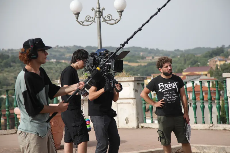 Corso Master Cinema 2025 – Troupe con macchina da presa e asta microfonica in esterni