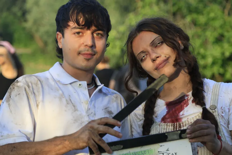 Corso Master Cinema 2026 – Due interpreti con il ciak sul set in esterni
