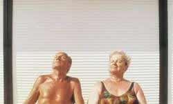 Coppia di anziani al sole