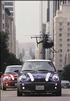 mini cooper e un elicottero