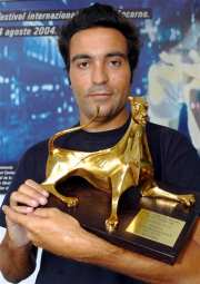 Saverio Costanzo imbraccia il Pardo d'Oro