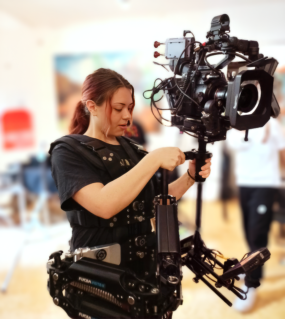 Allieva al lavoro con camera cinematografica nel corso annuale di cinema a Napoli